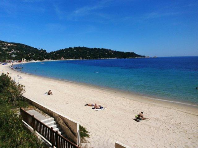 Appartement Paisible Avec Vue Panoramique Mer Et Acces Direct Plage Борм-ле-Мімоза Екстер'єр фото